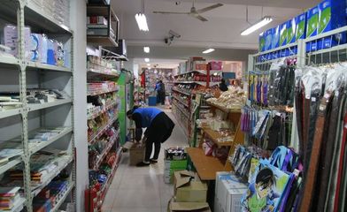 校園小賣(mài)鋪 承載幾代人回憶的角落，為何在塑料制品銷(xiāo)售中漸行漸遠(yuǎn)？